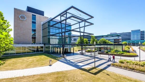 Modern kantoorgebouw van Shell op Kessler Park met glazen entree en omliggende groene ruimtes.